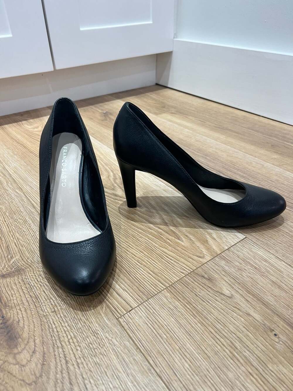 Franco Sarto Caspian Black Leather Pump Women’s 7.5 Scuffed Heel